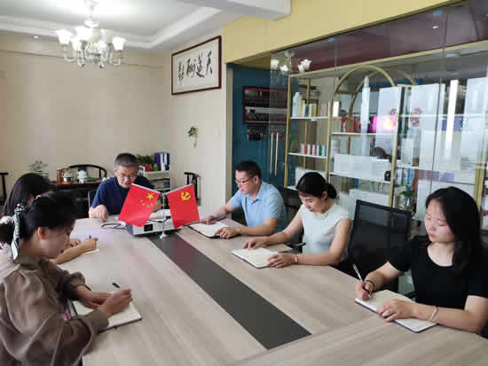 徽大姐家政服務集團召開5月份支部黨員大會，學習《習近平談治國理政》第三卷第八個專題