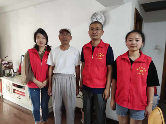 黨建+志愿服務｜徽大姐家政集團黨支部六月份主題黨日活動為社區(qū)老人開展“潔凈夏日 愛心助老”志愿服務活動